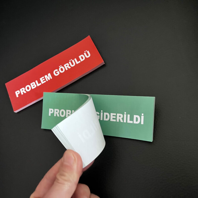 Uyarı Etiketi problem görüldü, problem giderildi etiketleri teknik servislerde cihazların üzerine yapıştırılan postit şeklinde etiketlerdir.