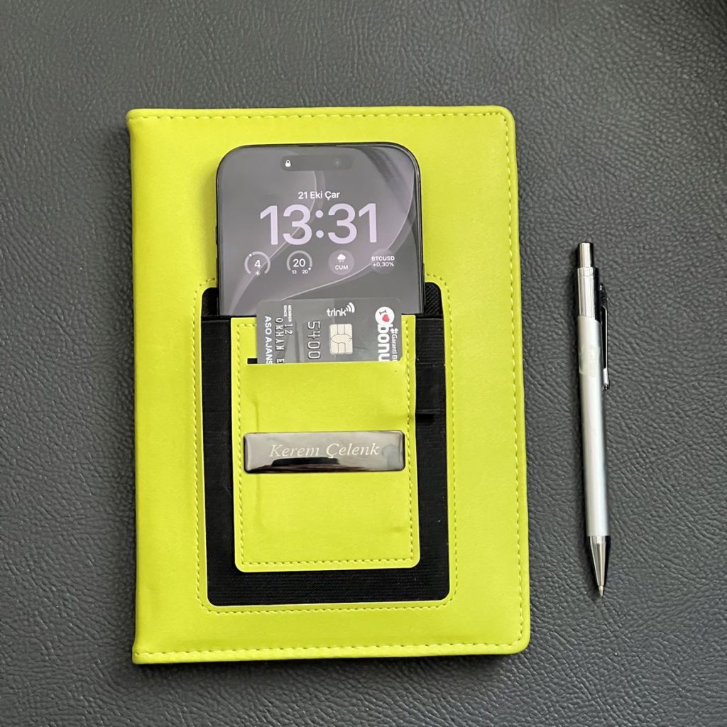 Logo baskılı promosyon defter kalem seti: telefon ve kart cepli A5 defter ile lazer baskılı metal kalem