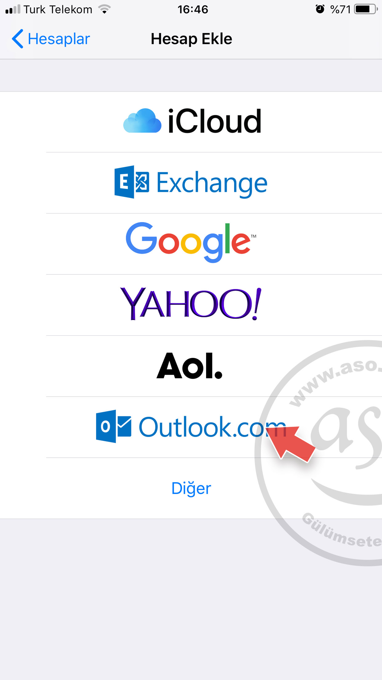 iPhone Hesap Ekle ekranında Outlook.com seçeneği